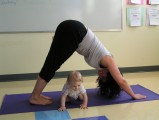 Cours de yoga avec bébé