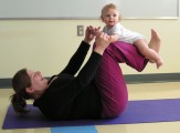 Cours de yoga avec bébé